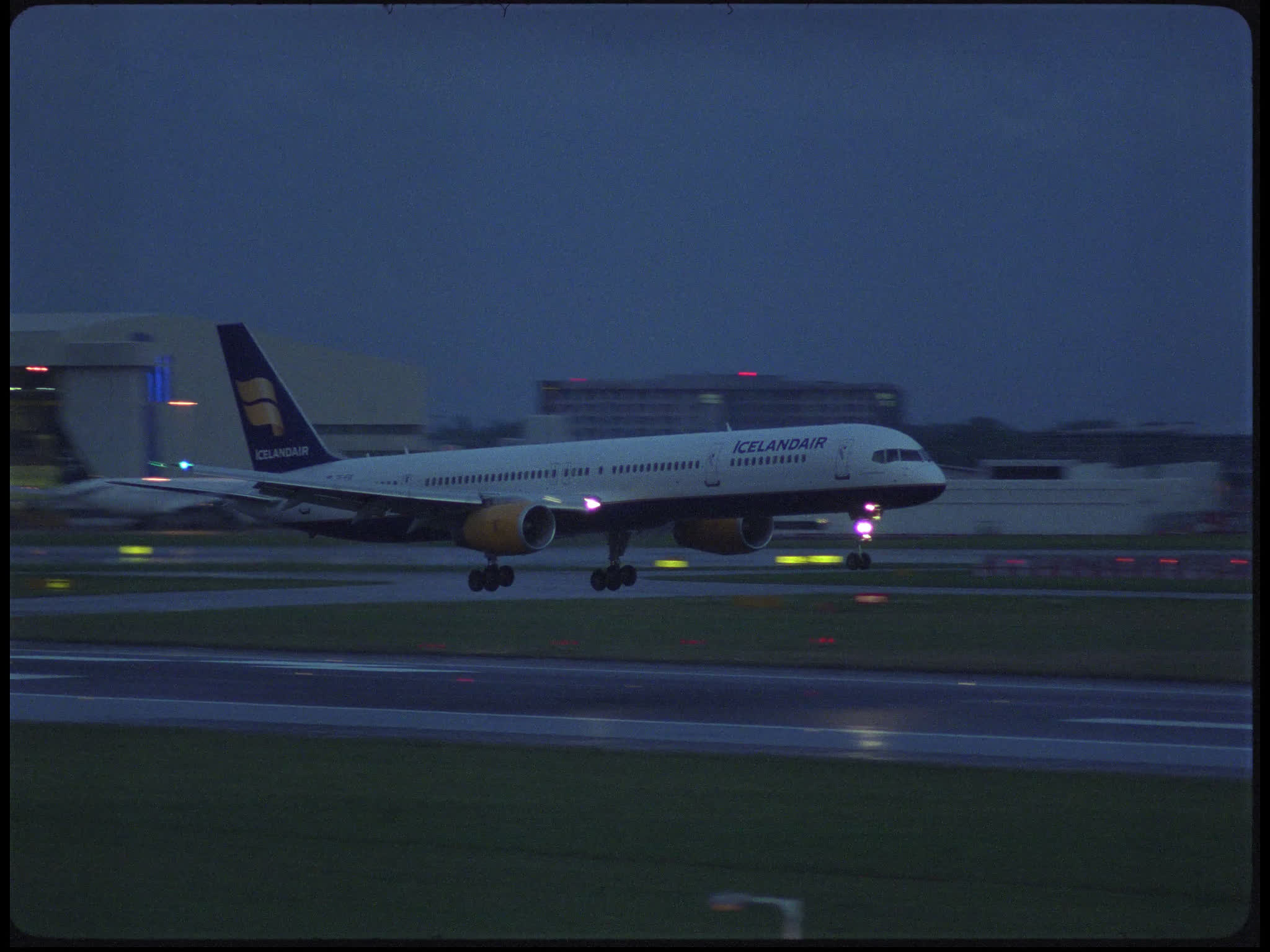 Icelandair Boeing 757 Landing