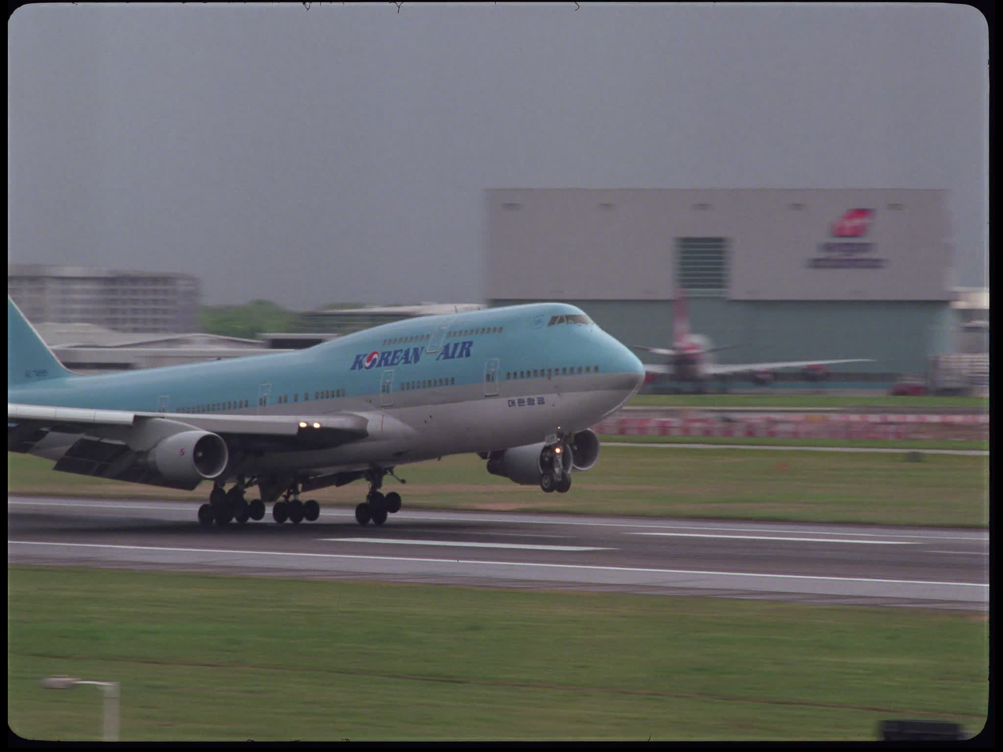 Korean Air Boeing 747 Landing