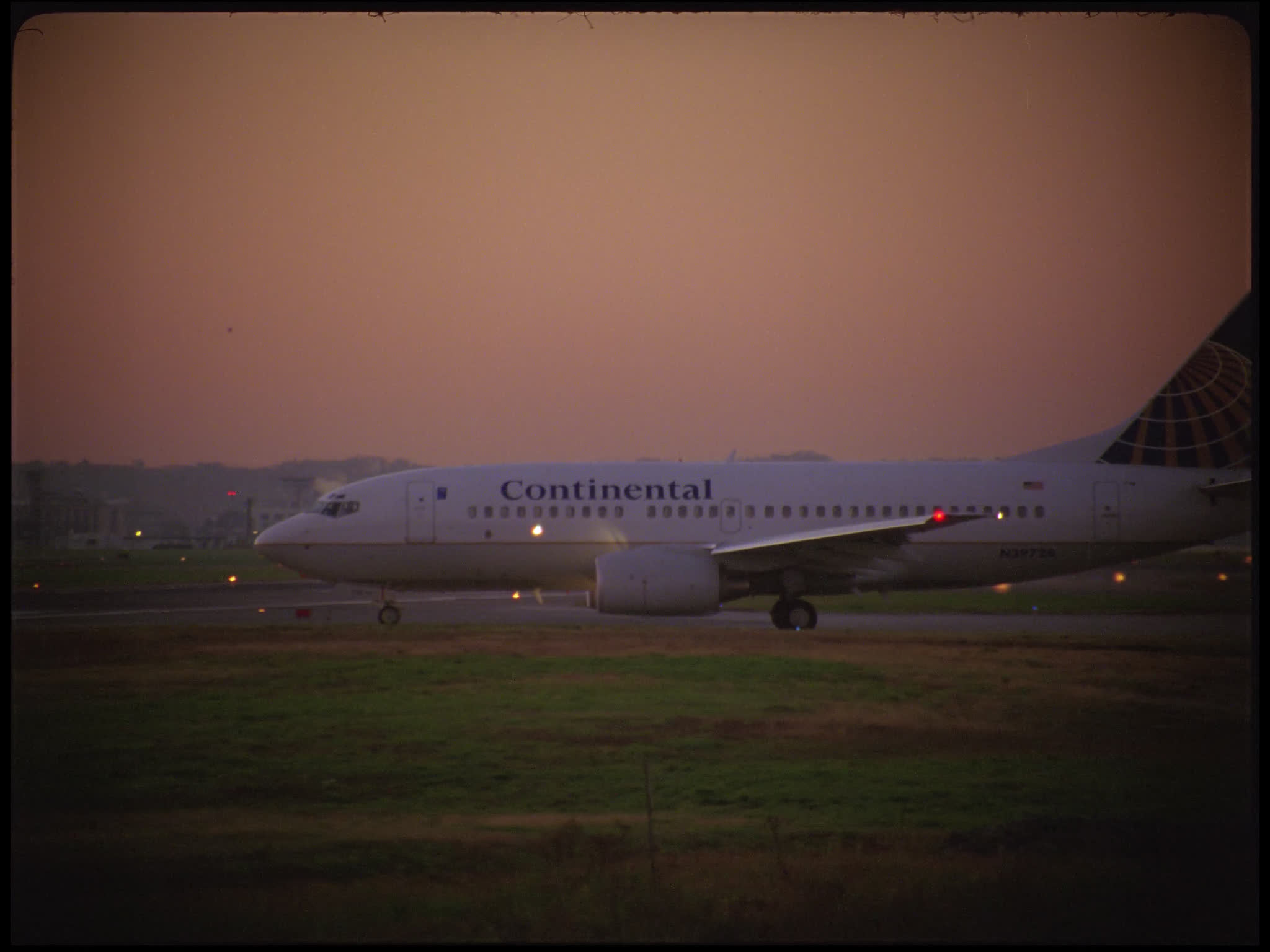 Continental Boeing 737 Taxis
