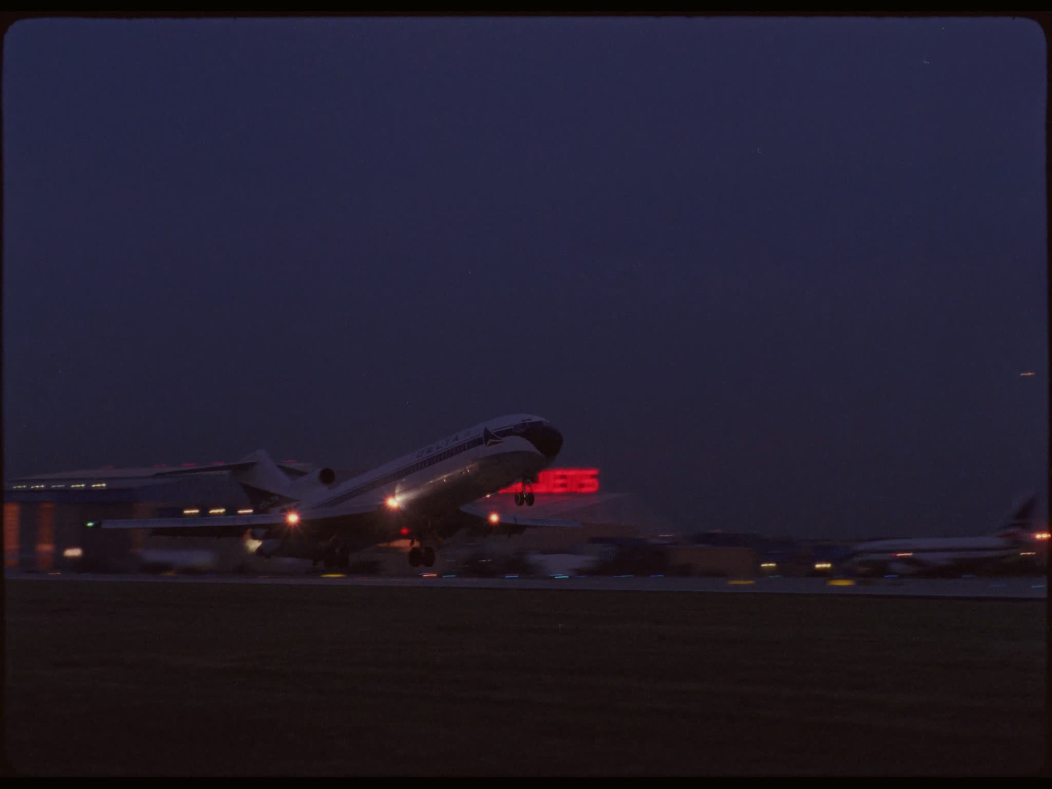 Delta Boeing 737 Take Off
