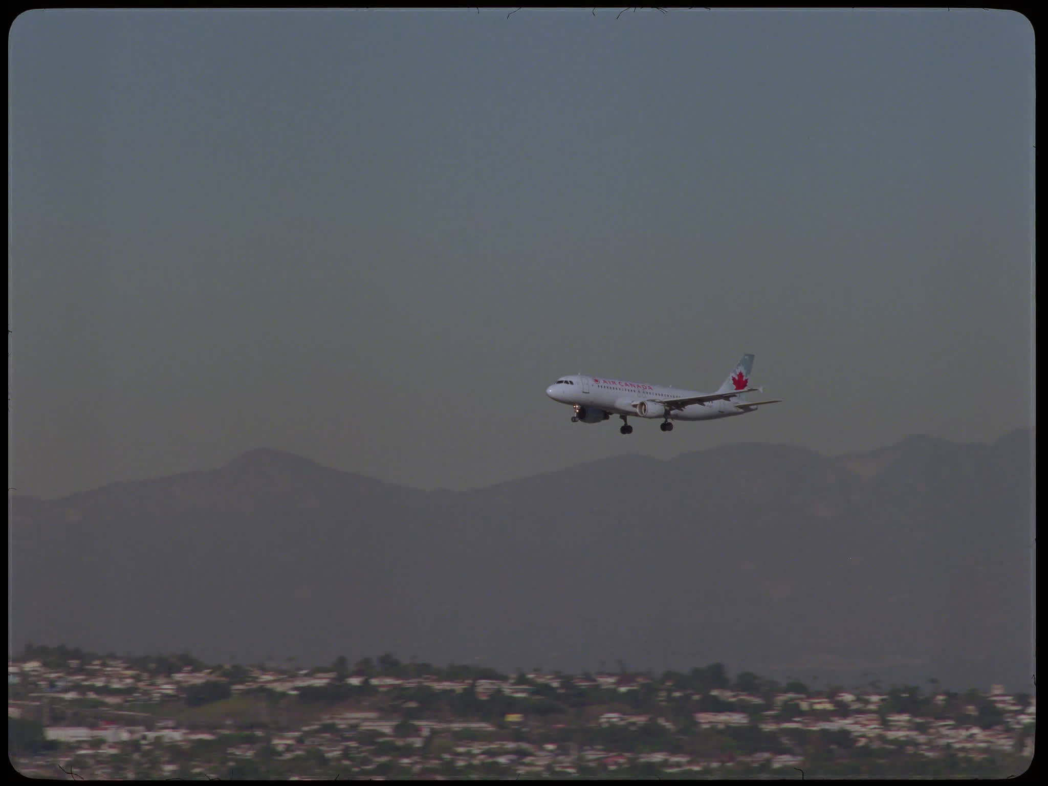 Air Canada Airbus 320 Approaches LAX