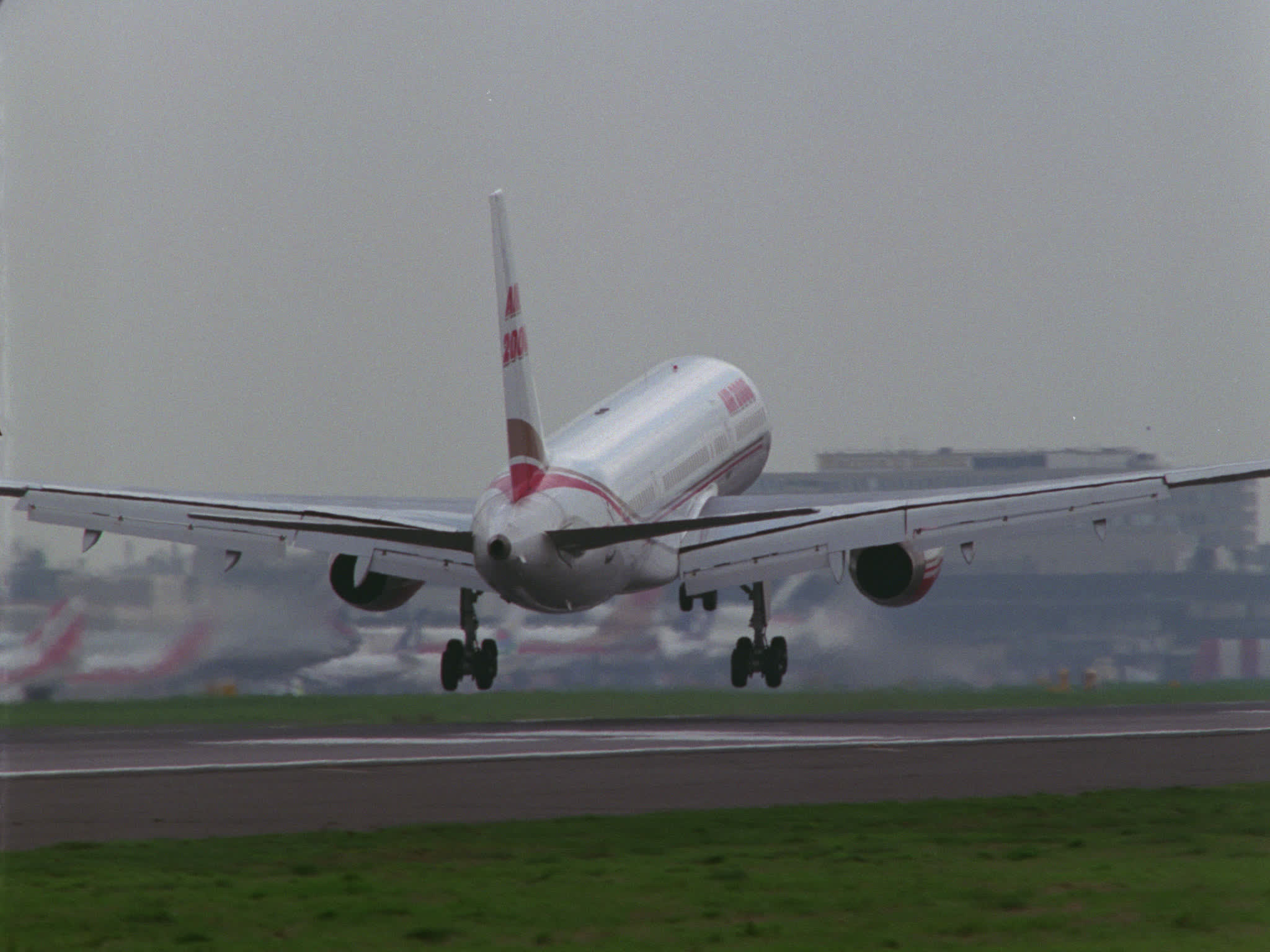 Air 2000 Boeing 757 Lands
