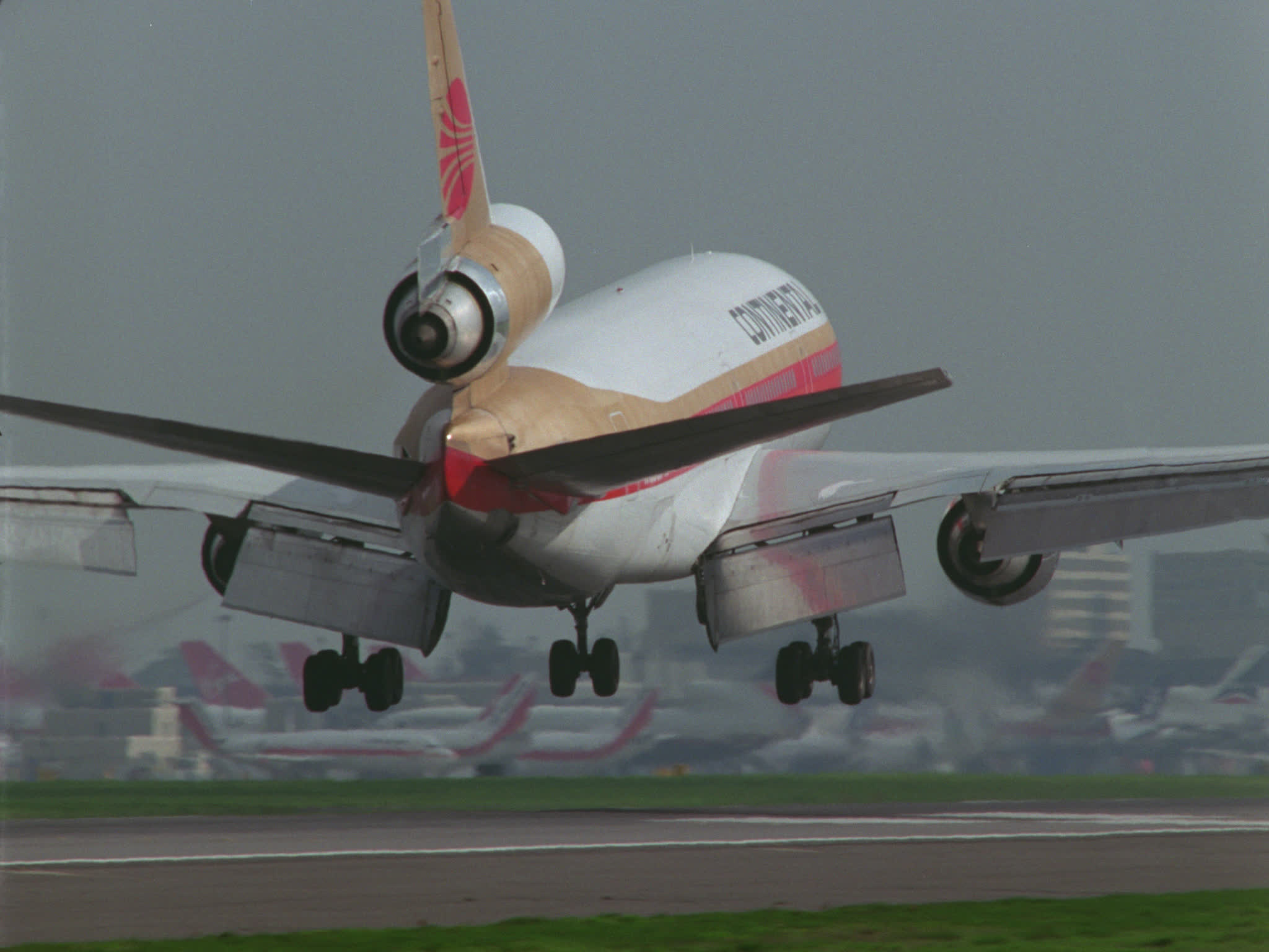 Continental DC10 Lands