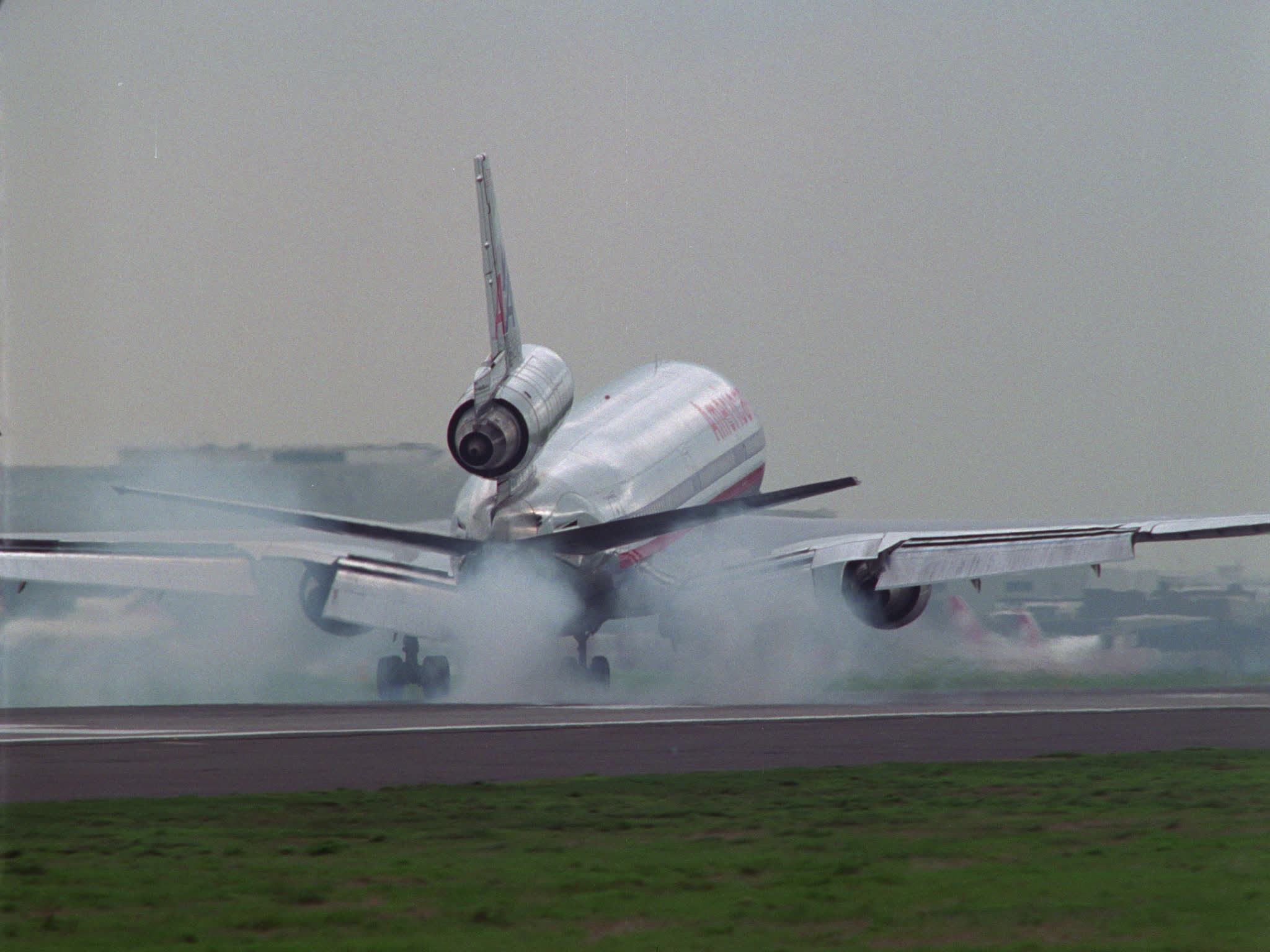 American Airlines DC10 Lands