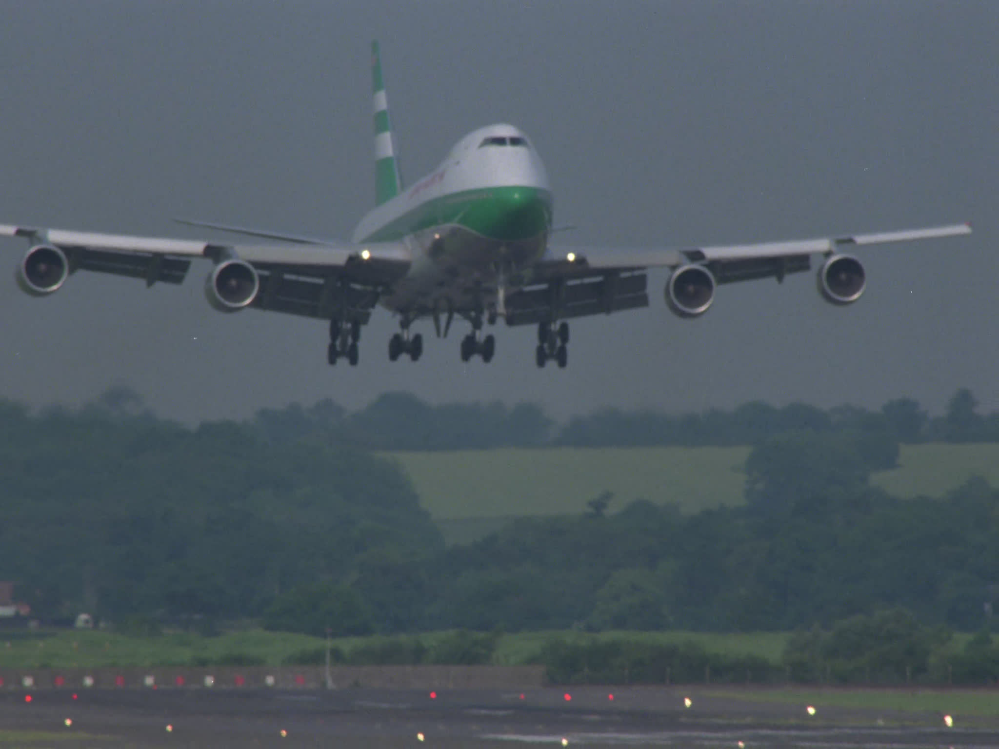 Cathay Pacific Boeing 747 Lands