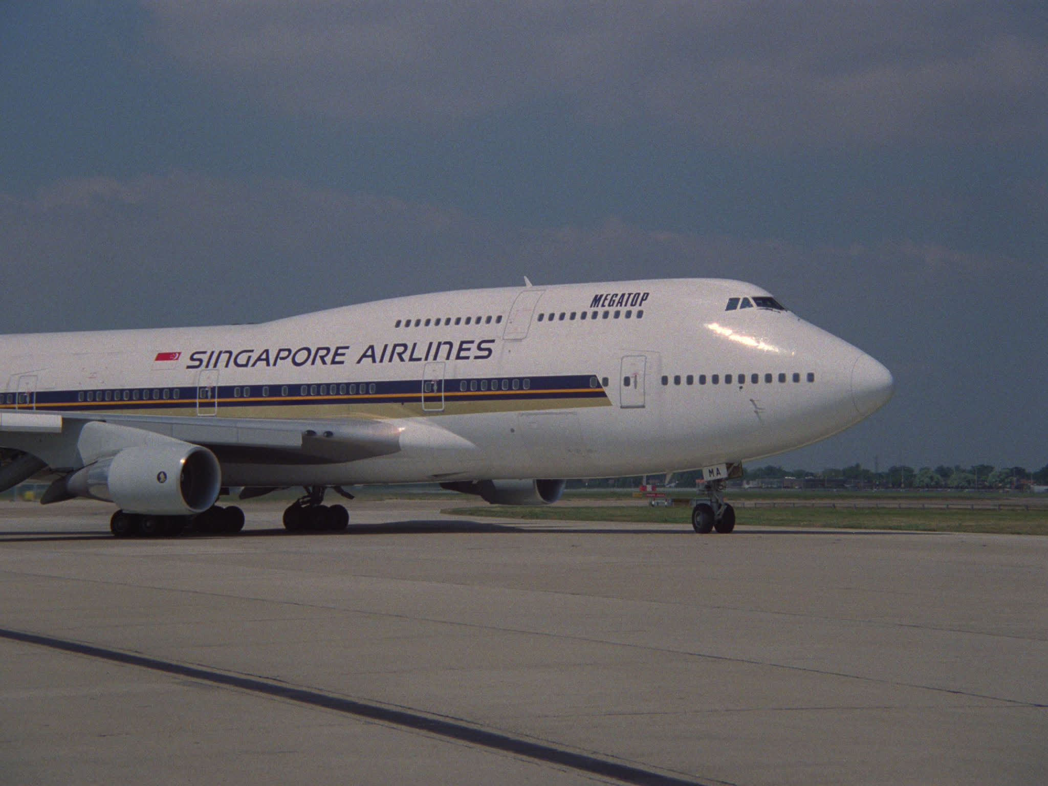 Singapore Boeing 747 Taxis