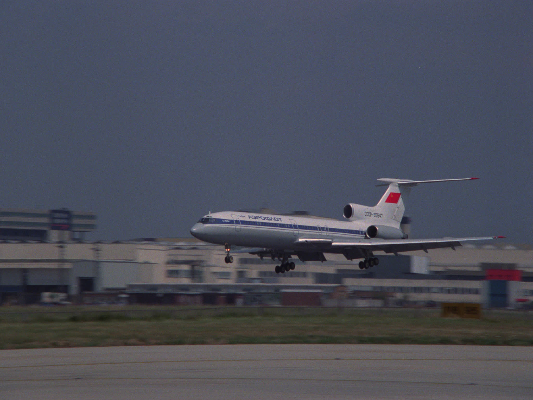 Aeroflot Tu-154 Lands