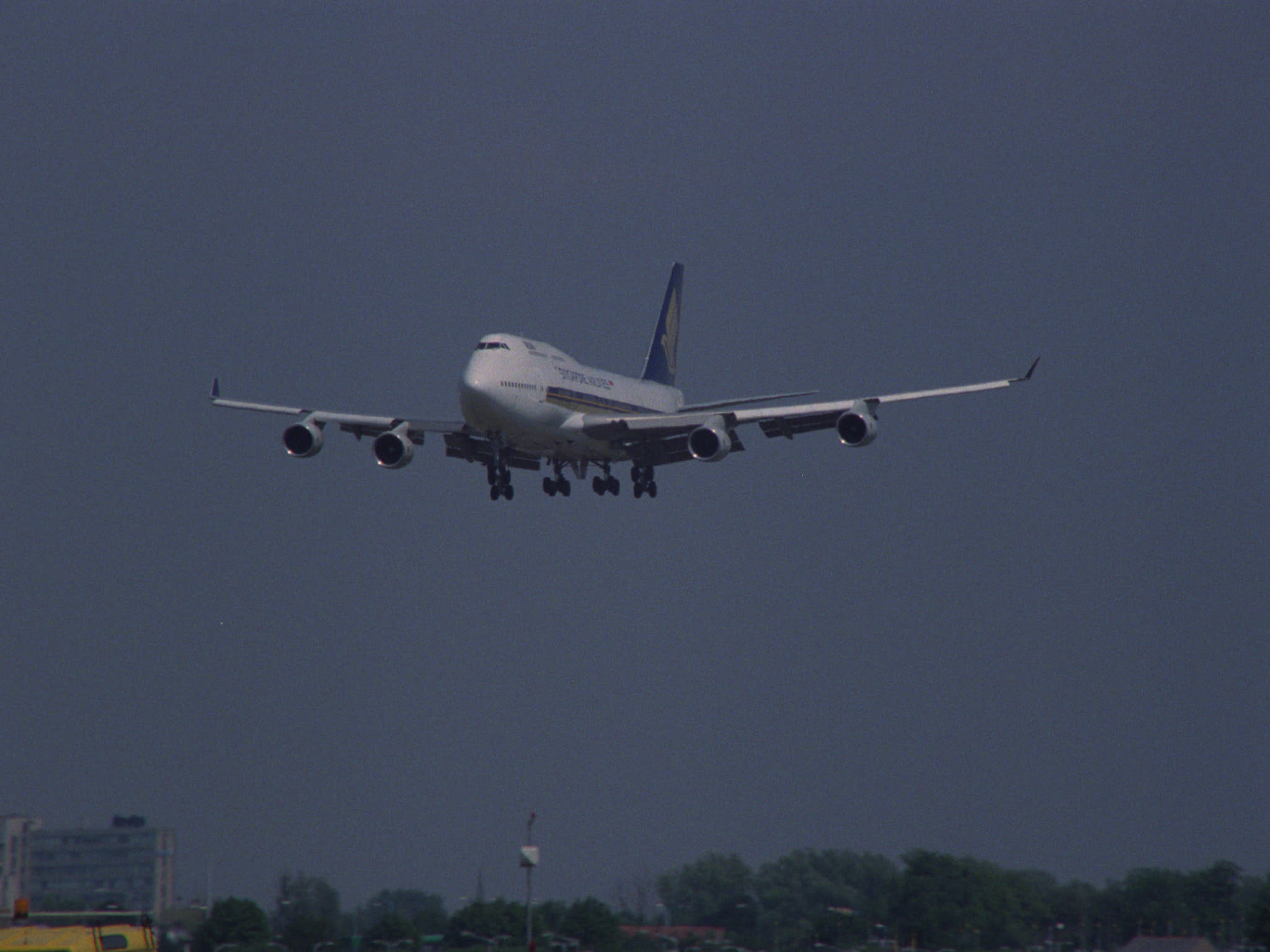 Singapore Boeing 747 Lands