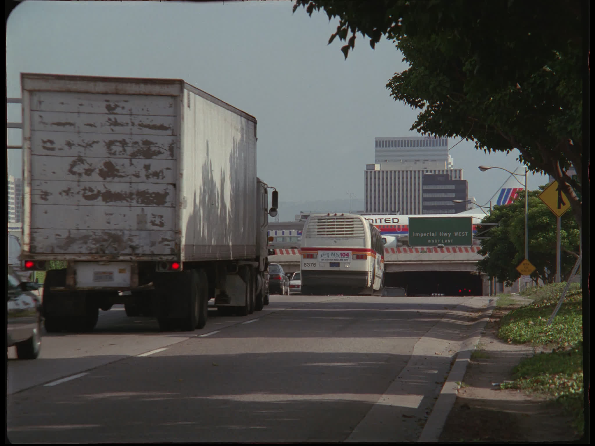 United Boeing 737 Taxiing on Overpass