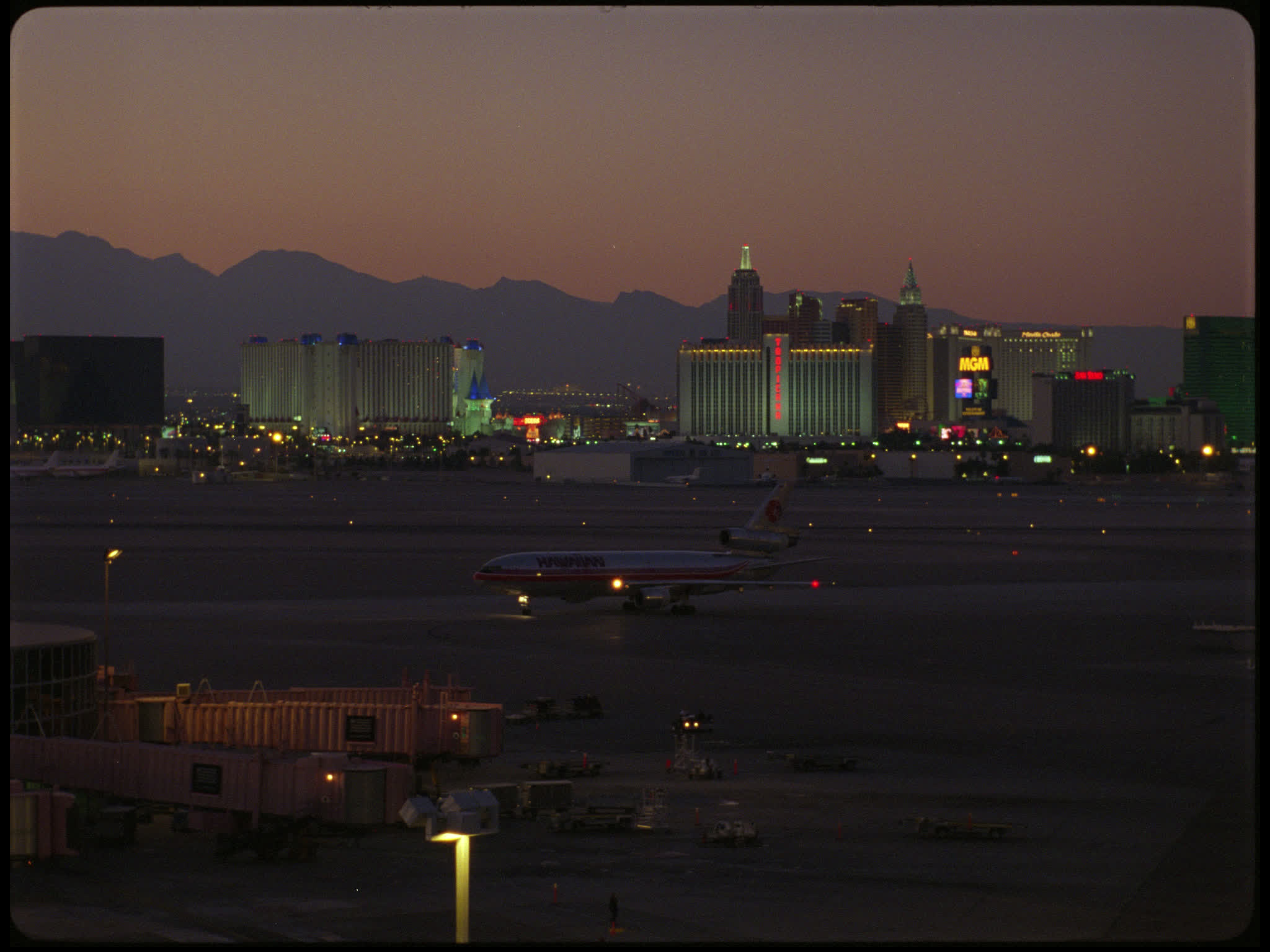 Hawaiian MD11 Taxiing
