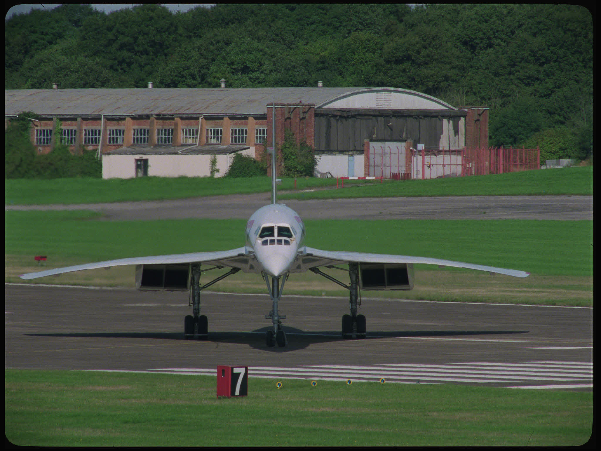British Airways Concorde Taxiing and Turning