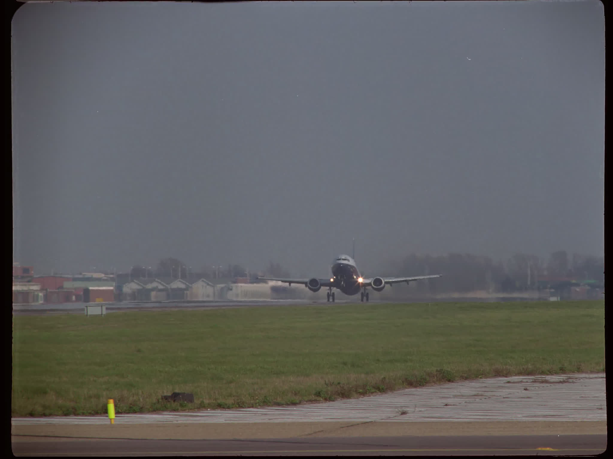 British Airways 757 Taking Off and Retracting Landing Gear