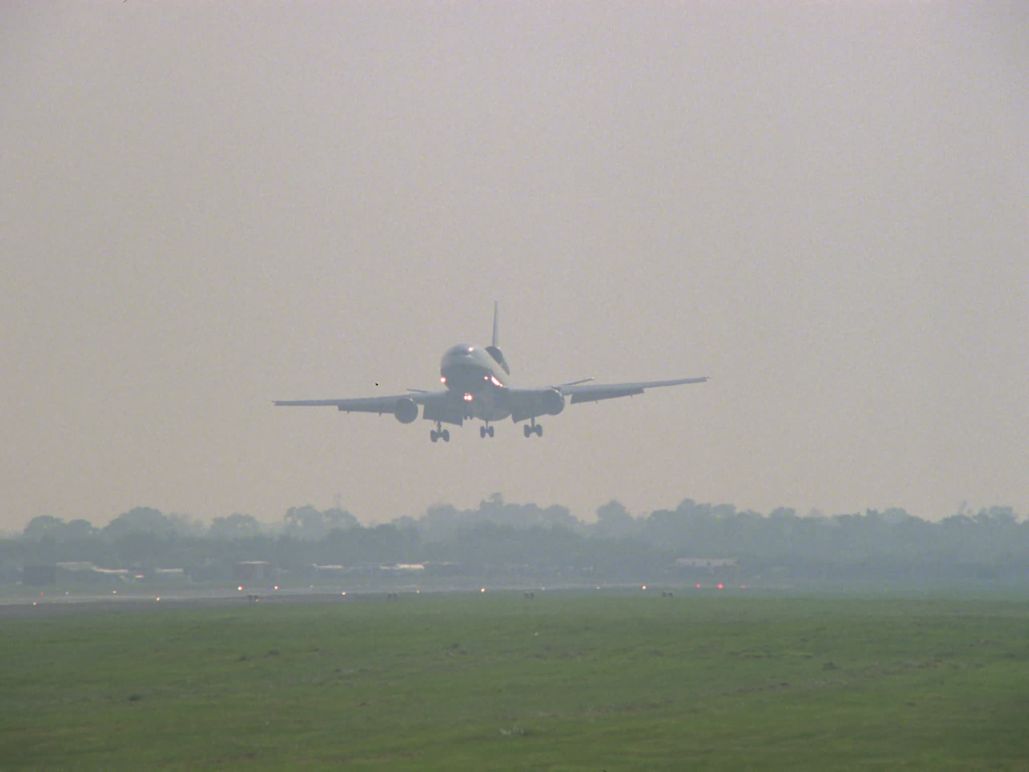 British Airways DC10 Lands