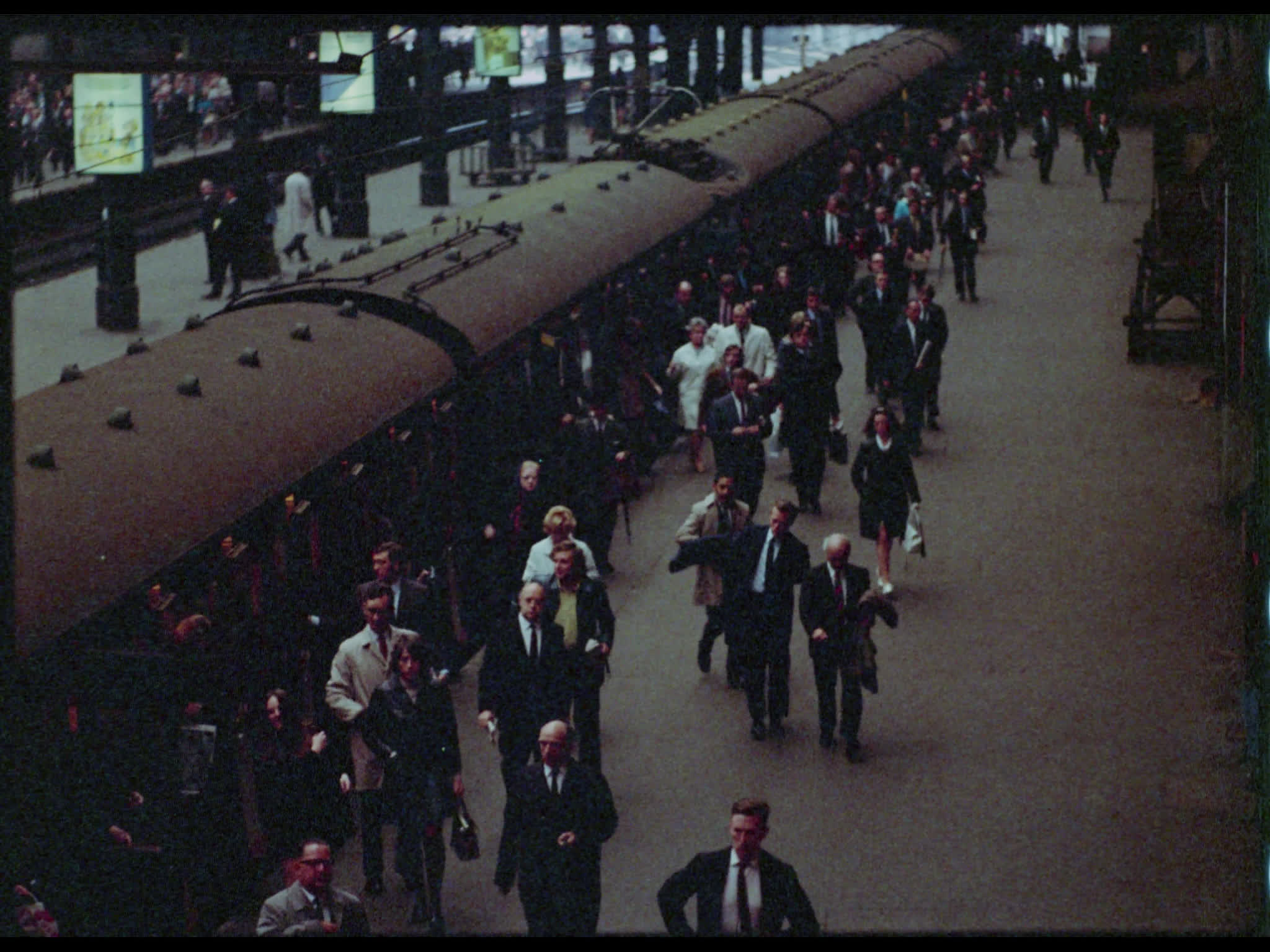 London Crowds Leaving Train