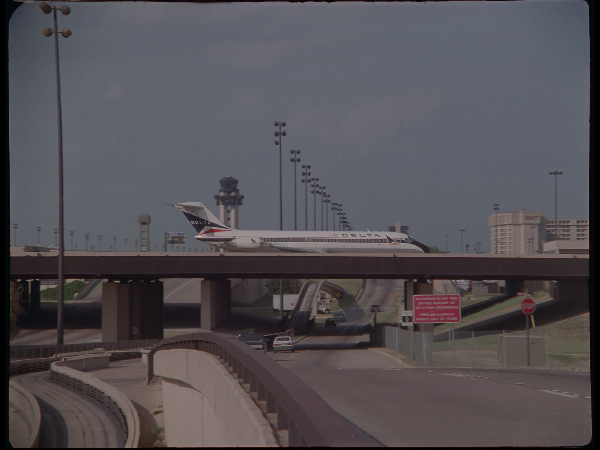 Delta MD80 Across Overpass