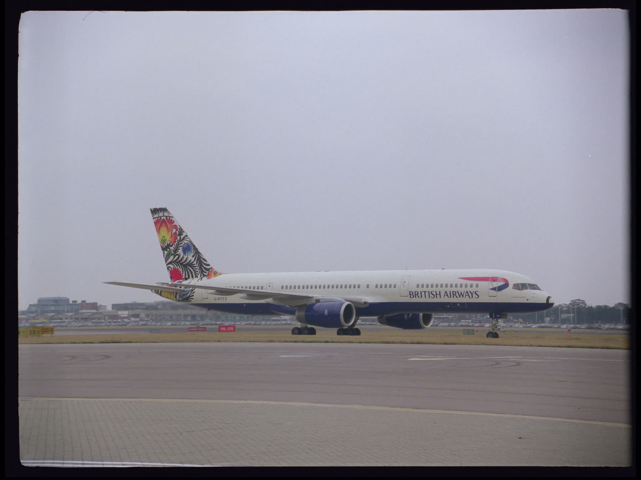 BA Boeing 757 Taxis on Runway