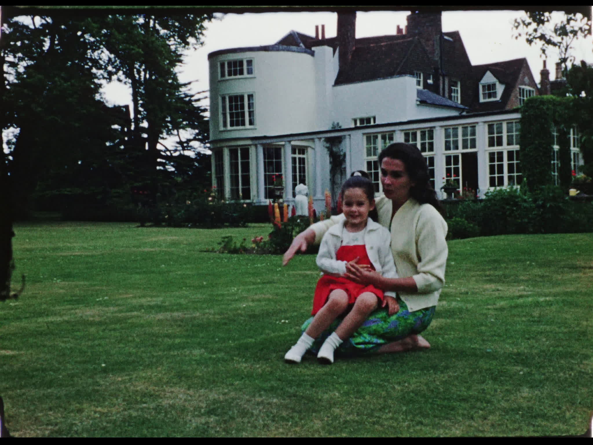 Jean Simmons and her Daughter at Beel House